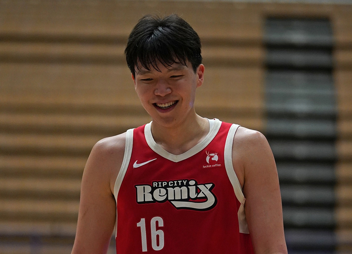 最后10分钟遭弃用！杨瀚森背靠背15+9+5献暴扣 被肘击后下场|太阳|NBA发展联盟|菲尼克斯太阳队|杨翰森|nba_新浪体育_新浪新闻