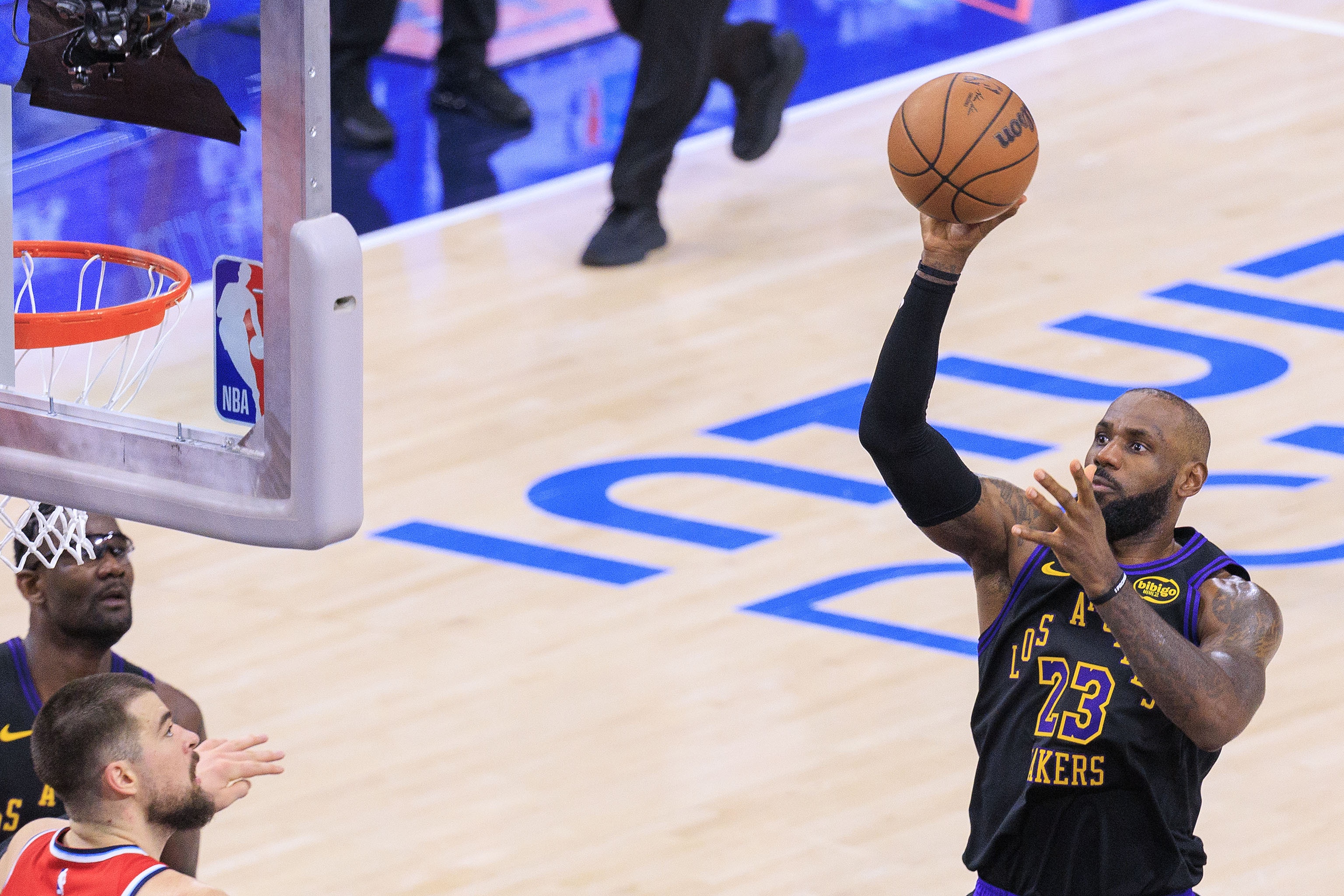 世界杯实时赔率查询-湖人VS快船裁判报告：祖巴茨“High five”詹姆斯 不应被吹犯规